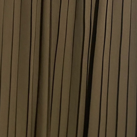 Pleated Army Green Midi Skirt (L) - Picture 2 of 2
